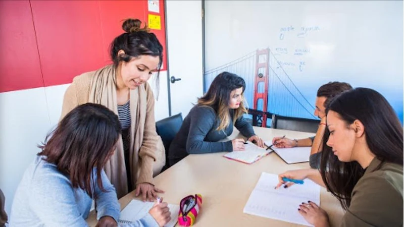 En San Diego, California, se encuentra una escuela de inglés que se destaca por ofrecer clases de inglés general para todos los niveles en grupos reducidos. Este enfoque garantiza una atención más personalizada y facilita una mejor interacción entre estudiantes y profesores.