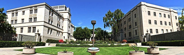 El Instituto de Tecnología de California (Caltech), con sede en Pasadena, es una prestigiosa institución educativa fundada inicialmente como Throop University en 1891 y renombrada como Caltech en 1920. Desde su creación, ha sido un pilar en la educación y la investigación en ciencias y tecnología. Caltech es reconocido mundialmente por su riguroso enfoque académico en áreas como física, química, biología, ingeniería, matemáticas, ciencias de la computación y astronomía.