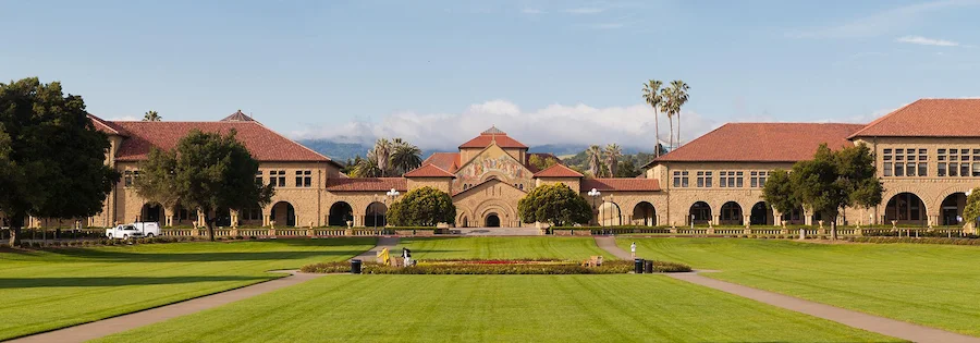 Universidad de Stanford - Reconocida mundialmente por su investigación y su influencia en la industria de tecnología y negocios.